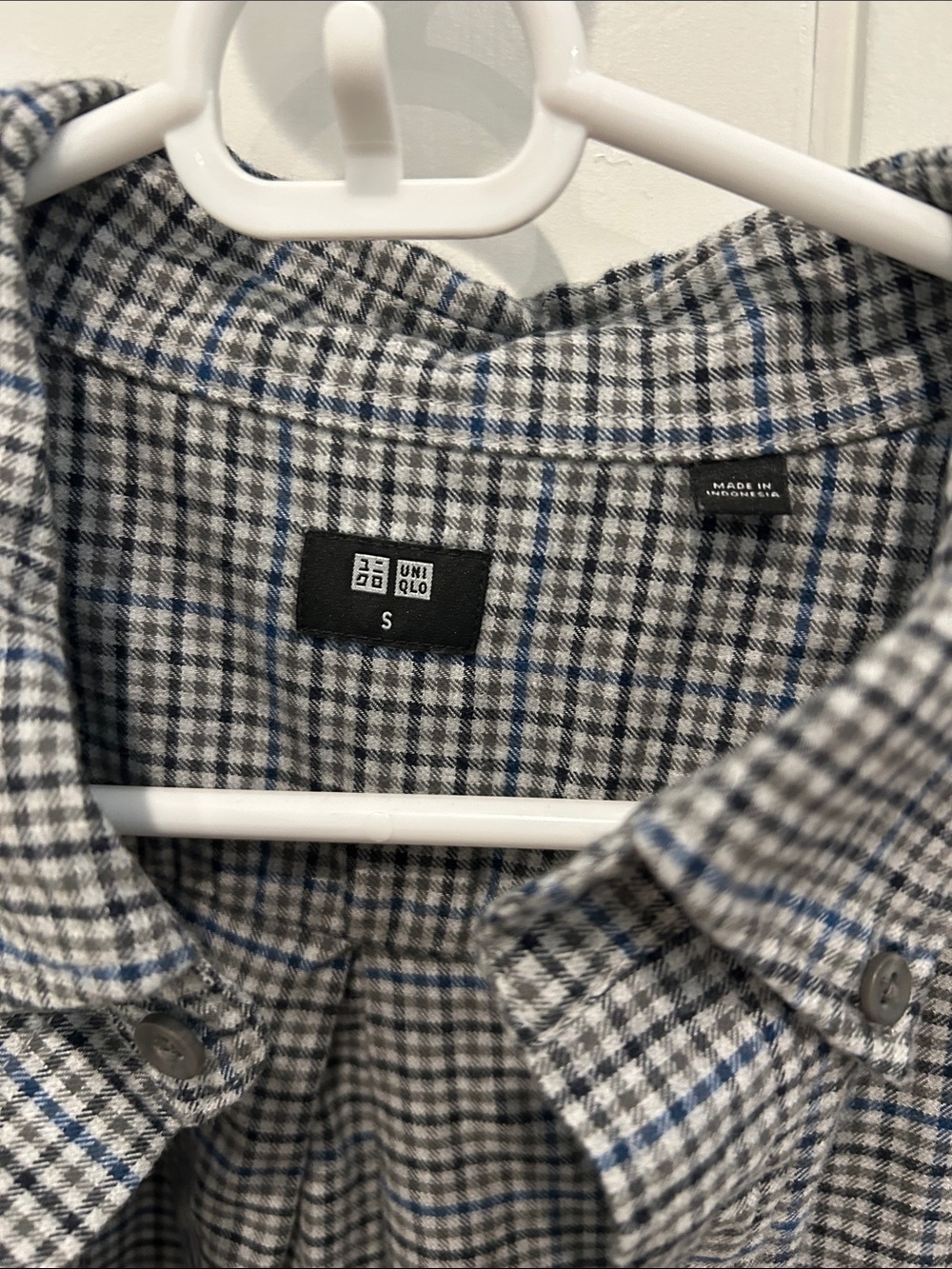 Uniqlo button down top - Picture 3 of 5